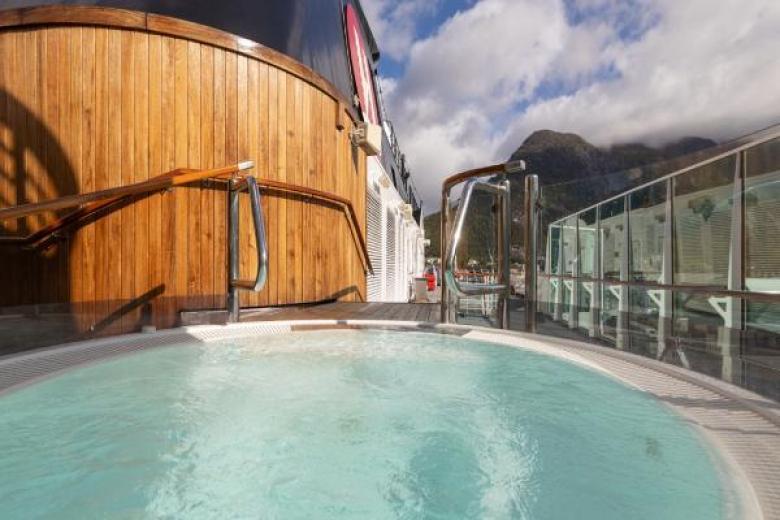 Hurtigruten Expeditions - Jacuzzi
