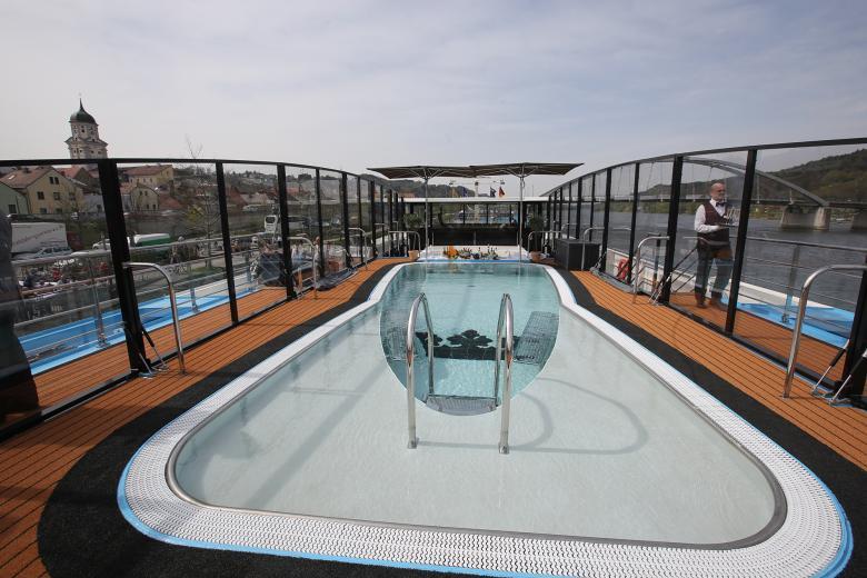Reina - Outdoor Pool